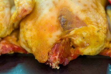 Geleneksel kasap dükkanının kümes hayvanları bölümünde taze tavuklar sergileniyor..