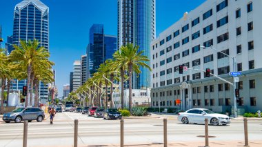 San Diego - 30 Temmuz 2017: Güneşli bir günde liman boyunca sokaklar ve binalar.