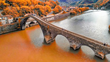 Tarihi bir mimari harikası olan Toskana 'daki Devils Köprüsü' nün çarpıcı görüntüsü.. 
