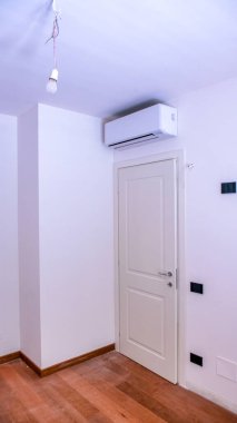 İç Alçıpan Yeni İnşa Edilen Pürüzsüz ve Parlak Duvarlar İçin Bir Ev 'e Yerleştiriliyor.