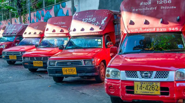 Bangkok, Tayland - 15 Aralık 2019: Kalabalık saatlerde kalabalık bir Bangkok caddesinde kırmızı araçlar kuyruğa girdi.