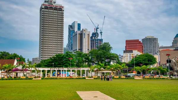 Kuala Lumpur, Malezya - 28 Aralık 2019: Kuala Lumpur 'da Merdeka Meydanı tarihi binalar ve açık alanlarla dolu güneşli bir günde.