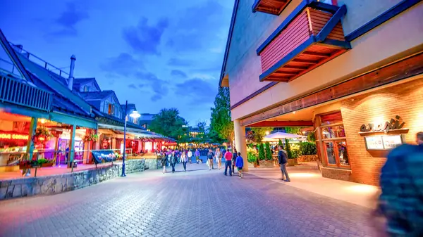 Whistler, Kanada - 12 Ağustos 2017: Geceleri Whistler Sokakları.