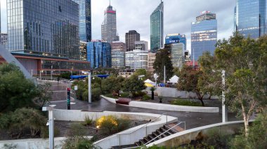 Elizabeth Quay 'in Perth' teki yaya köprüsünün günbatımı görüntüsü.