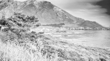 Güzel Big Sur kırsalında gün batımında.