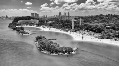 Okyanus dalgaları, güneş banyosu ve canlı sahil atmosferiyle Sentosa Sahili 'nin siyah ve beyazı..