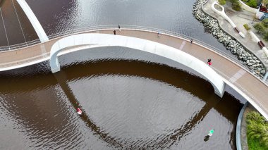 Gündüz vakti Perth 'te Elizabeth Quay yaya köprüsü 