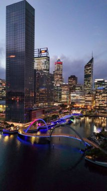 Perth 'teki Elizabeth Quay Köprüsü geceleri yukarıdan parlayan ışıklarla ele geçirildi..