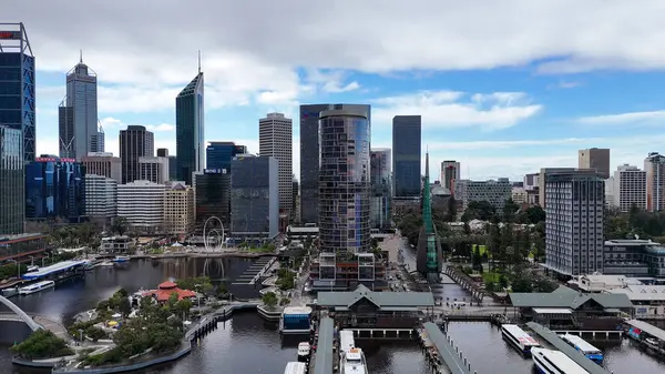 Elizabeth Quay rıhtımının ve Perth 'te bulutlu gökyüzünün altında ufuk çizgisinin insansız hava aracı görüntüsü..