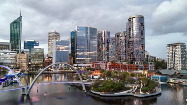 Elizabeth Quay 'in Perth' teki yaya köprüsünün günbatımı görüntüsü.