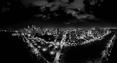 Perth gökyüzü geceleyin aydınlık kuleleri ve kentsel manzarayı gösterirken görülüyor..