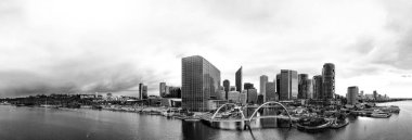 Perth 'teki Elizabeth Quay yaya köprüsünün siyah beyaz görüntüsü.