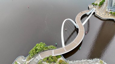 Gündüz vakti Perth 'te Elizabeth Quay yaya köprüsü 