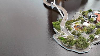 Elizabeth Quay 'in Perth' teki yaya köprüsü gün batımında canlı şehir ışıklarıyla parlıyordu..