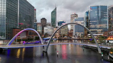 Elizabeth Quay köprüsünün Perth rıhtımındaki renkli günbatımının panoramik görüntüsü.