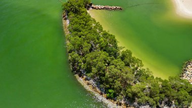 Sentosa Adası 'nın insansız hava aracı panoramiği. Rıhtım, eğlence ve Singapur silueti ile çevrili..