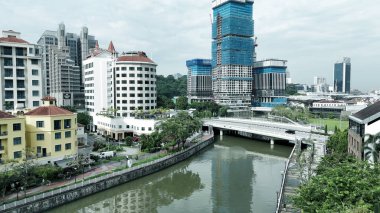 Singapur havacılık şehri, yüksek binalar ve nehir kentsel alanlarda akıyor..
