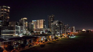 Perth şehir merkezindeki gökdelenlerin havadan görünüşü şehir ışıkları ve yansımalarıyla gece aydınlandı..