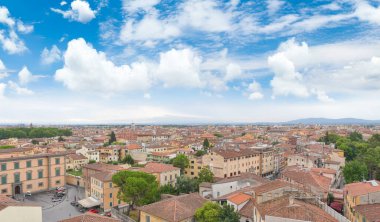 Eğik Kule 'den Pisa şehrini gösteren hava manzarası çatıları ve uzak Toskana tepelerini gösteriyor..