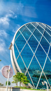 ABU DHABI, BAE - 7 Aralık 2016: Aldar merkez binası. Bu, Ortadoğu 'daki türünün ilk dairesel binası. El Raha 'da yer almaktadır..