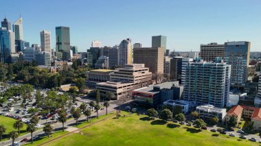 Güneşli bir günde Kuğu Nehri 'nden Perth şehir manzarası açık gökyüzü