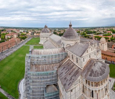 Piazza dei Miracoli 'nin eğimli kulesi ve tarihi binalarıyla Pisa' daki hava manzarası.