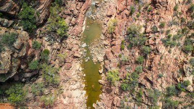 Z Bend 'in nefes kesici hava perspektifi, Kalbarri Ulusal Parkı' nda eşsiz bir kanyon özelliği..