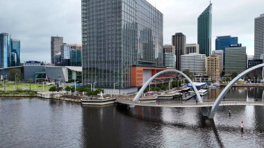 Gündüz vakti Perth 'te Elizabeth Quay yaya köprüsü 