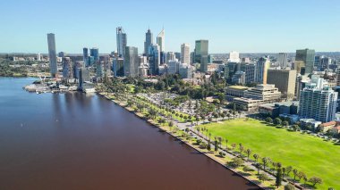 Güneşli bir günde Kuğu Nehri 'nden Perth şehir manzarası açık gökyüzü