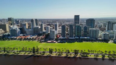 Kuğu Nehri 'nden Perth şehri parlak güneş ışığı altında gökdelenleri gösteriyor.