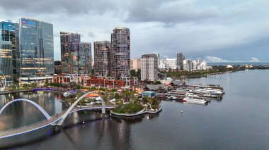 Elizabeth Quay 'in Perth' teki yaya köprüsünün günbatımı görüntüsü.