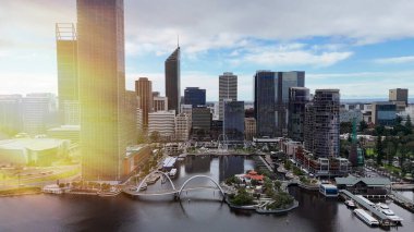 Elizabeth Quay 'in Perth' teki yaya köprüsü gün batımında canlı şehir ışıklarıyla parlıyordu..