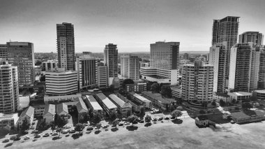 Kuğu Nehri 'nden Perth şehri berrak mavi gökyüzü ve güneşli gün yansımalarıyla.