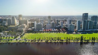 Güneşli bir günde Perth şehir merkezi ve Swan Nehri 'nin panoramik hava manzarası.