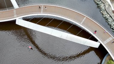 Elizabeth Quay köprüsünün Perth 'teki nehir suyunu yansıtan manzaralı gün batımı manzarası.