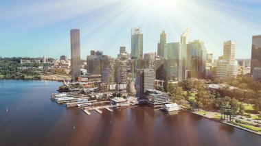 Güneşli bir günde Perth şehir merkezi ve Swan Nehri 'nin panoramik hava manzarası.