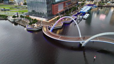 Perth 'teki Elizabeth Quay Köprüsü' nün Günbatımı Hava Görüntüsü Uçan Drone 'dan Yakalandı.