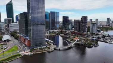 Bulutlu bir günde Elizabeth Quay 'in Perth' teki hava panoramik görüntüsü.