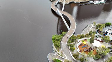 Elizabeth Quay 'in Perth' teki yaya köprüsü gün batımında canlı şehir ışıklarıyla parlıyordu..