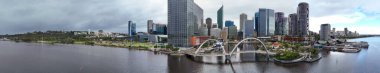 Perth 'teki Elizabeth Quay köprüsü İHA' dan ele geçirildi.
