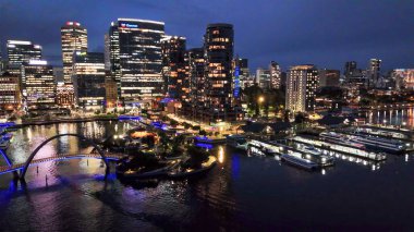 Elizabeth Quay rıhtımının gece manzarası ve Perth şehrindeki modern köprü yukarıdan ele geçirildi. 