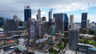Elizabeth Quay rıhtımının ve Perth 'te bulutlu gökyüzünün altında ufuk çizgisinin insansız hava aracı görüntüsü..