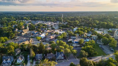 Günbatımında, Wisconsin, Cedarburg şehrinin hava manzarası.