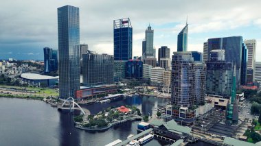 Elizabeth Quay rıhtımının ve Perth 'te bulutlu gökyüzünün altında ufuk çizgisinin insansız hava aracı görüntüsü..