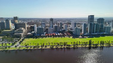 Perth 'in açık mavi gökyüzü ve güneşli gün yansımalarıyla Kuğu Nehri' nden gökyüzü manzarası.