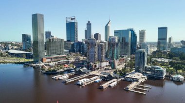 Güneşli bir günde Kuğu Nehri 'nden Perth şehir manzarası açık gökyüzü