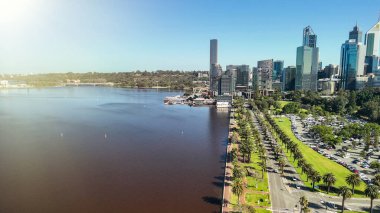 Güneşli bir günde Kuğu Nehri 'nden Perth şehir manzarası