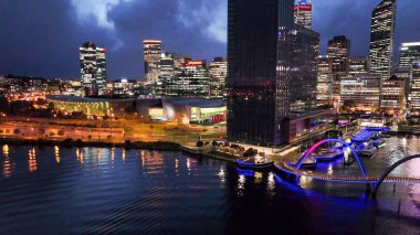 Perth Elizabeth Quay ve yaya köprüsünün hava aracı görüntüsü geceleri yansımalarla aydınlatılıyor..