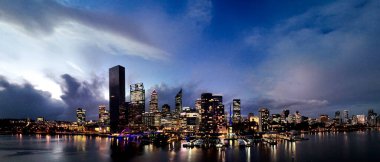 Elizabeth Quay Köprüsü 'nün hava aracı gece görüşü şehrin ufuk çizgisi yansımalarıyla aydınlandı..