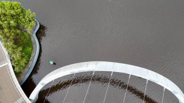 Elizabeth Quay köprüsü üzerinde dramatik günbatımı gökyüzü Perth şehri silüeti ve liman kenti.